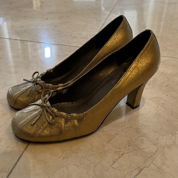 Golden pumps with bow - Picture 3 of 7